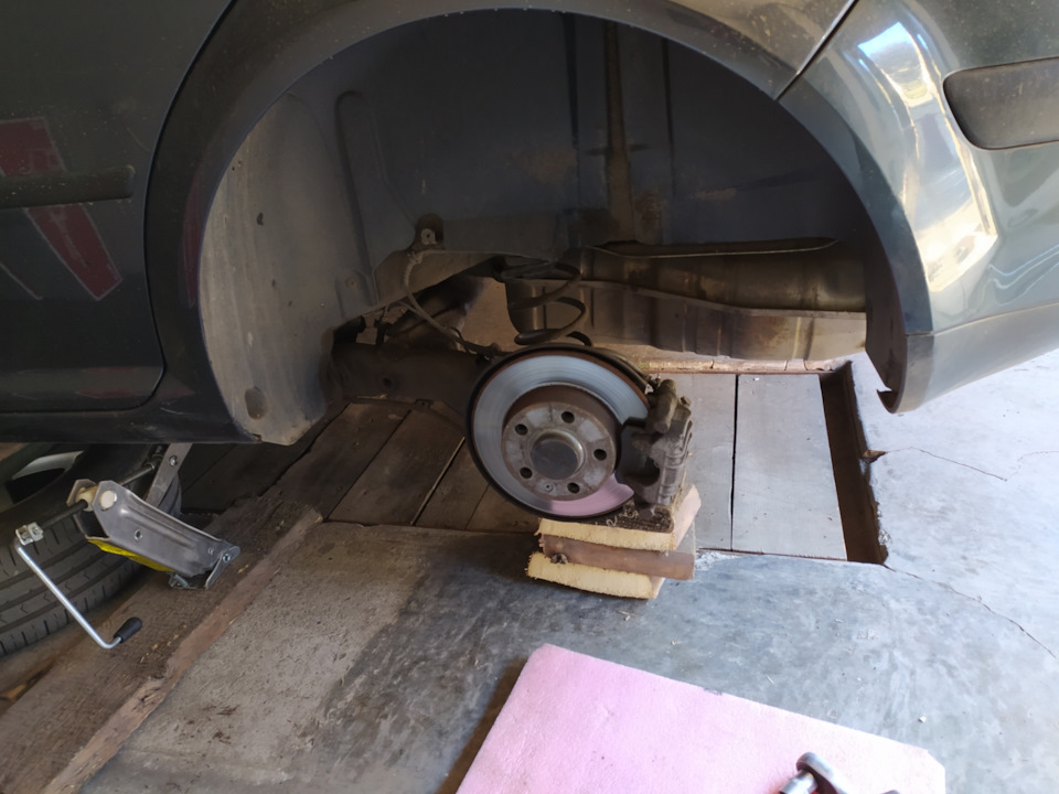 Задние амортизаторы — Volkswagen Golf Mk4, 1,6 л, 2002 года | поломка ...