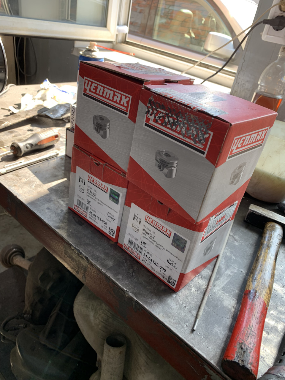 Привёз поршни — Nissan X-Trail II (t31). Запчасти на фото: 13104182, Z10102, 3104182000