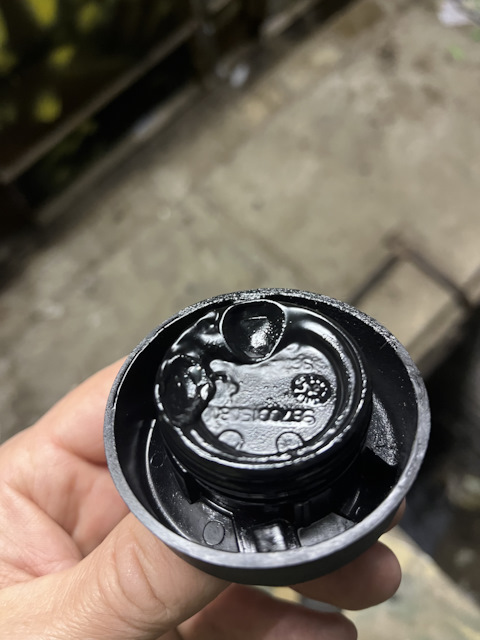 Пробка маслозаливной горловины каптива 2. Маслозаливная горловина с щупом. Давит масло из заливной горловины. Нагар на крышке маслозаливной горловины. Давит масло из заливной горловины.