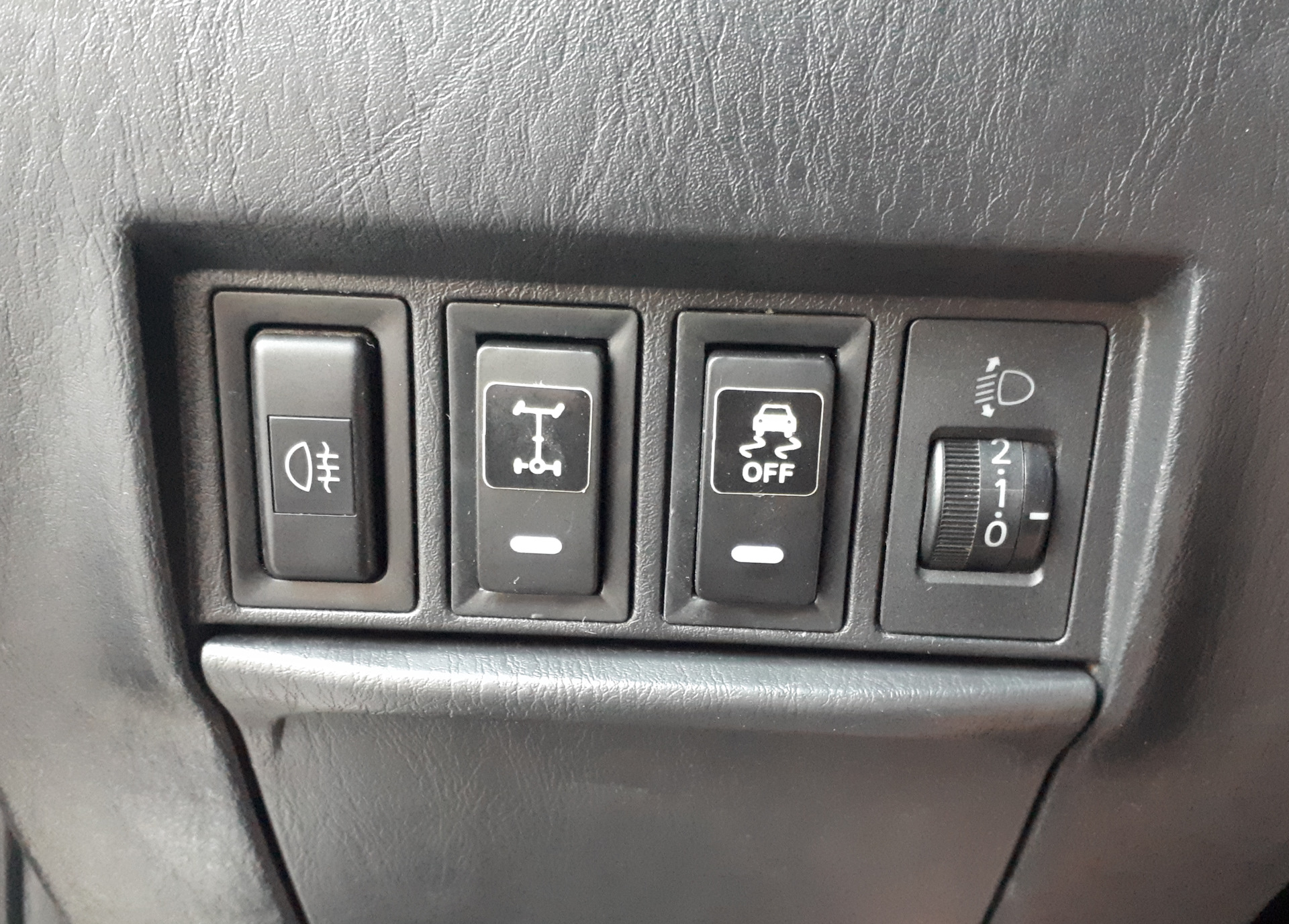 Рав 4 кнопку. Кнопка VSC Toyota rav4. Toyota rav4 TRC кнопка. Toyota rav4 2004 кнопка TRC. TRC кнопка в Тойота рав 4.