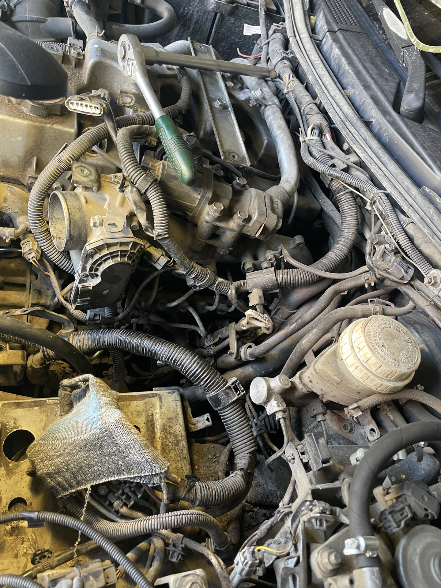 Гур паджеро спорт. Воздух ГУРА Mitsubishi Pajero Sport. Снятие насоса ГУР Понтиак транс спорт. Замена трубки ГУР Паджеро спорт 1.