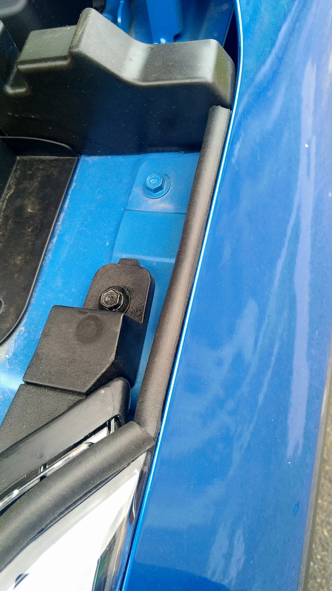 Резиновый уплотнитель капота хендай крета. Уплотнители дверей крета. Дополнительные уплотнители дверей хендай i40. Уплотнитель двери крета. Уплотнитель над крышкой багажника на хендай крета.