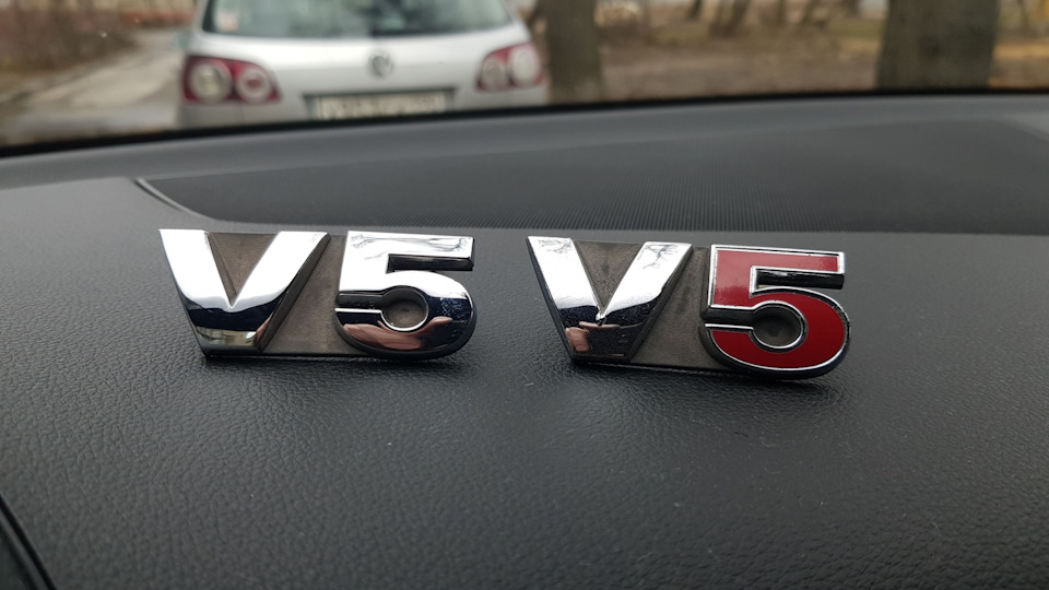 Шильдик на решётку V5 — Volkswagen Golf Mk4, 2,3 л, 1998 года ...