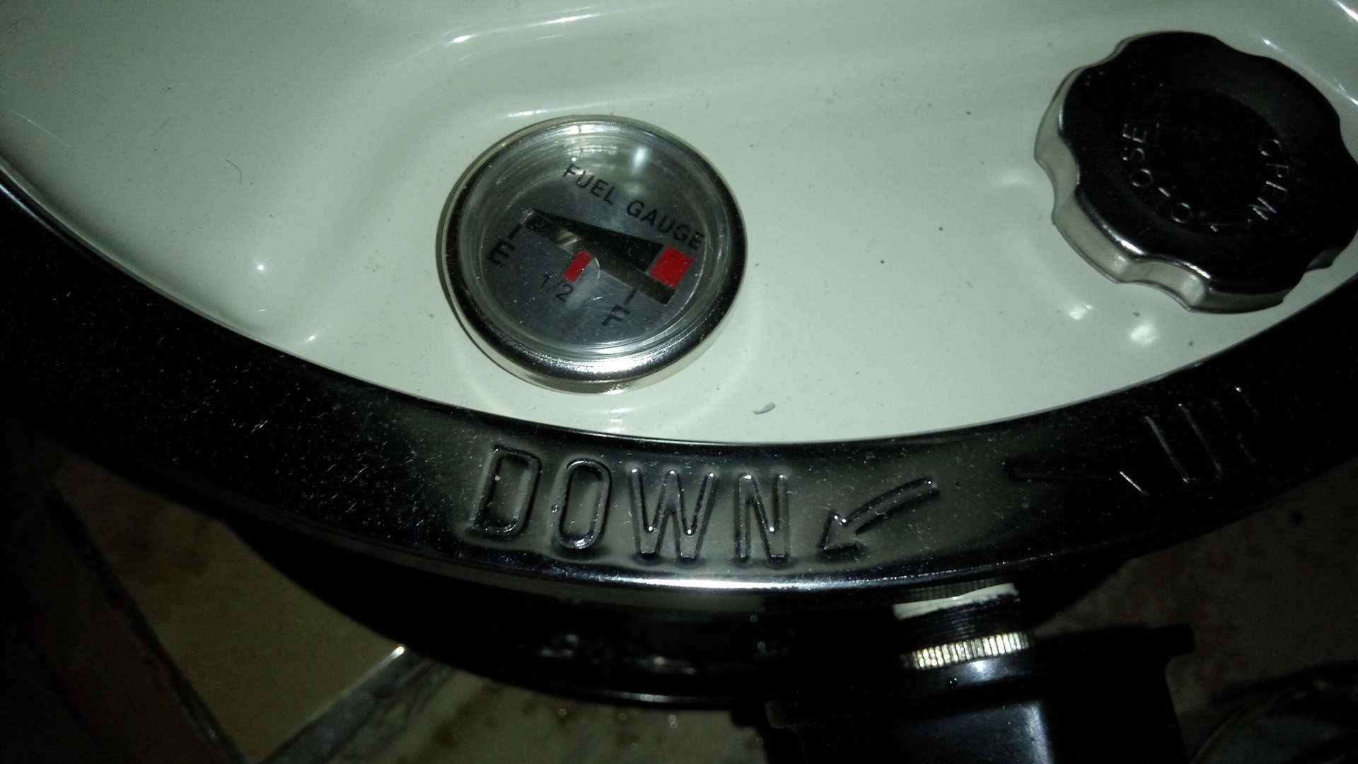 Пол бака. Пол бака и пол бака это полюбому бак. Пол бака. Стрелка топлива. Слился морячок иуда.