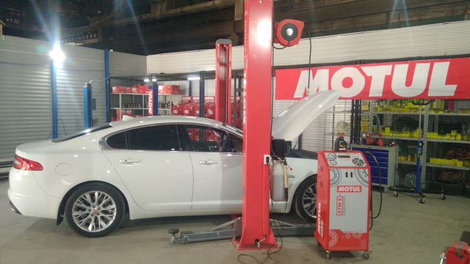 Аппаратная замена масла в спб. Motul Oil service. Масло АКПП Jaguar XF. Мотюль сервис СПБ.