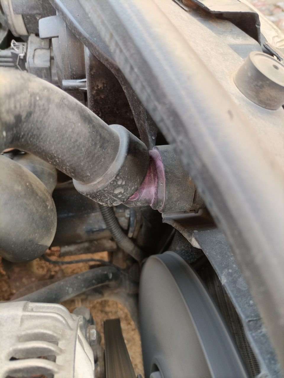Потеет патрубок радиатора — Volkswagen Passat B5, 1,9 л, 1997 года ...