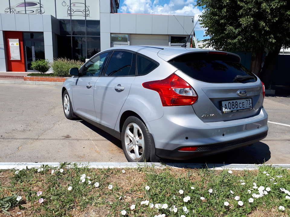 Ford Focus 3 хэтчбек и Приора