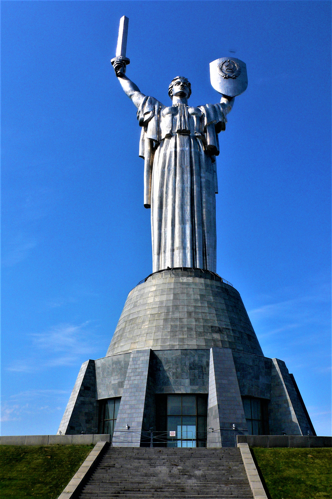 фото статуя в киеве родина мать