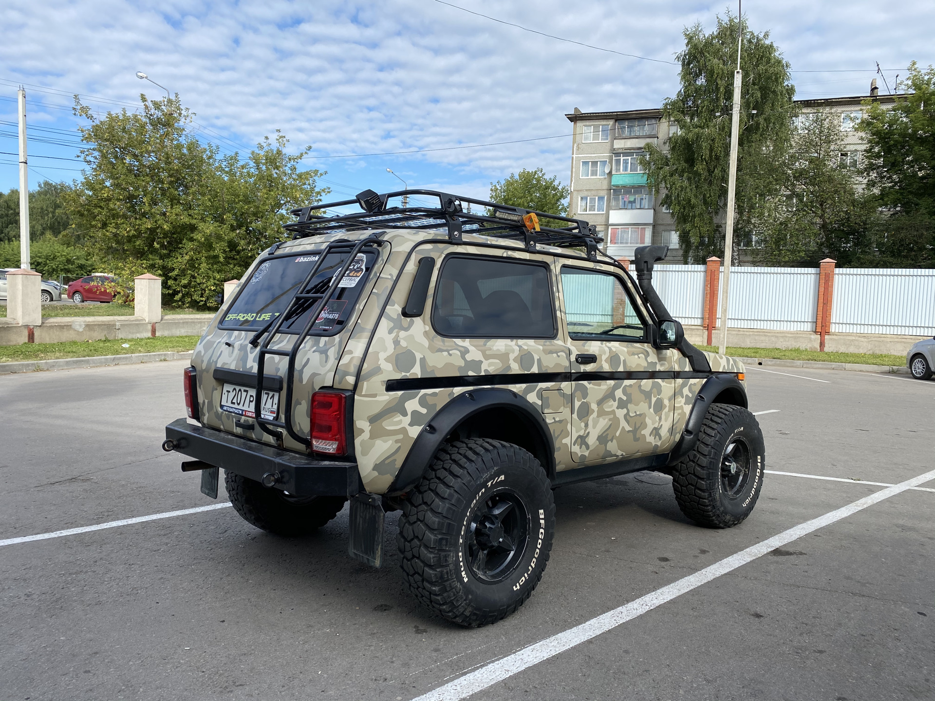 На камуфляжной ниве песня. Нива камуфляж. Нива камуфляж джунгли. Нива камуфляж своими руками. Покраска Нивы Шевроле в камуфляж