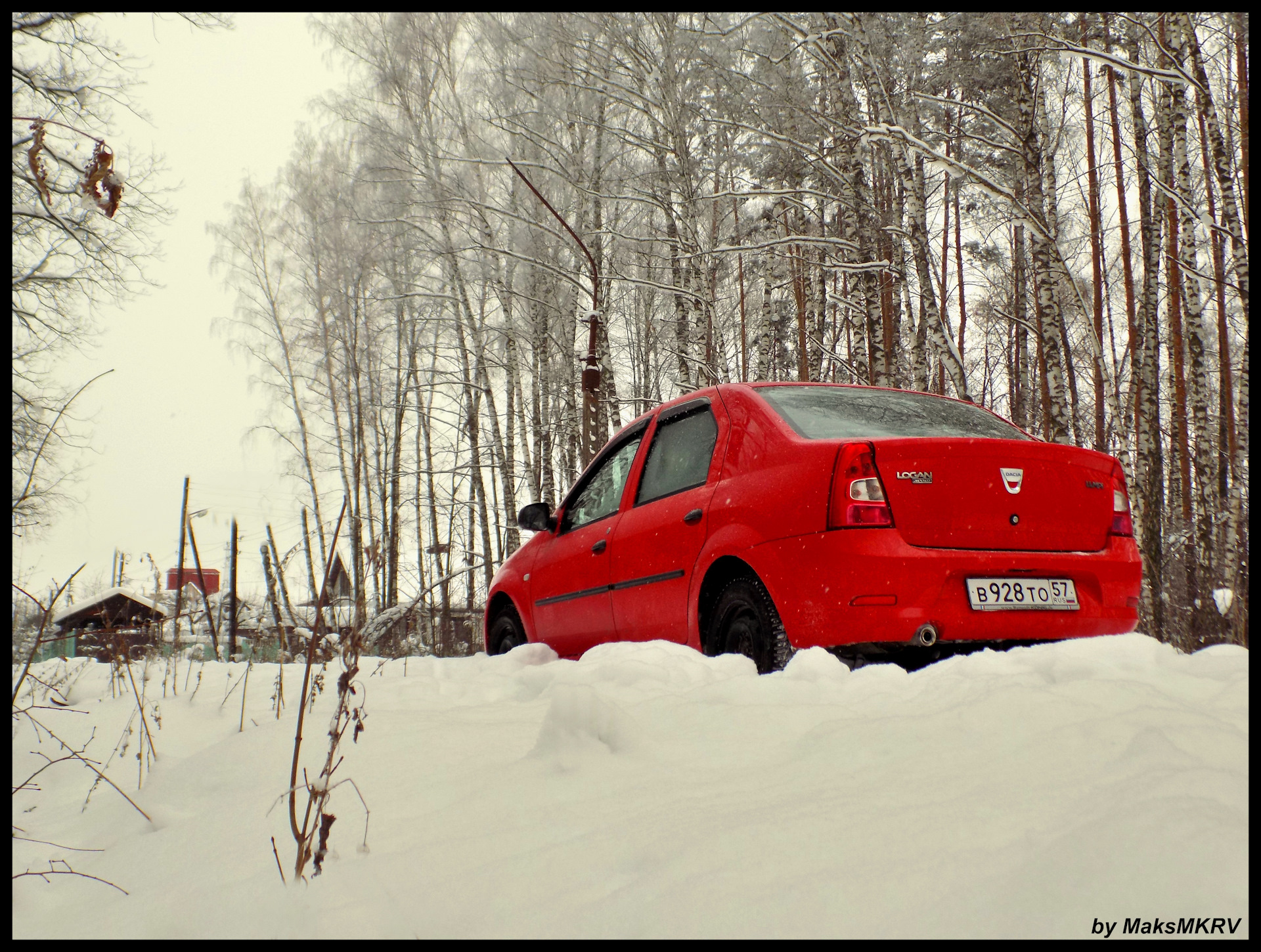 Холодно логан. Рено Логан красный бункер. Dacia Logan красная. Красный Логан зима. Розовый Логан.