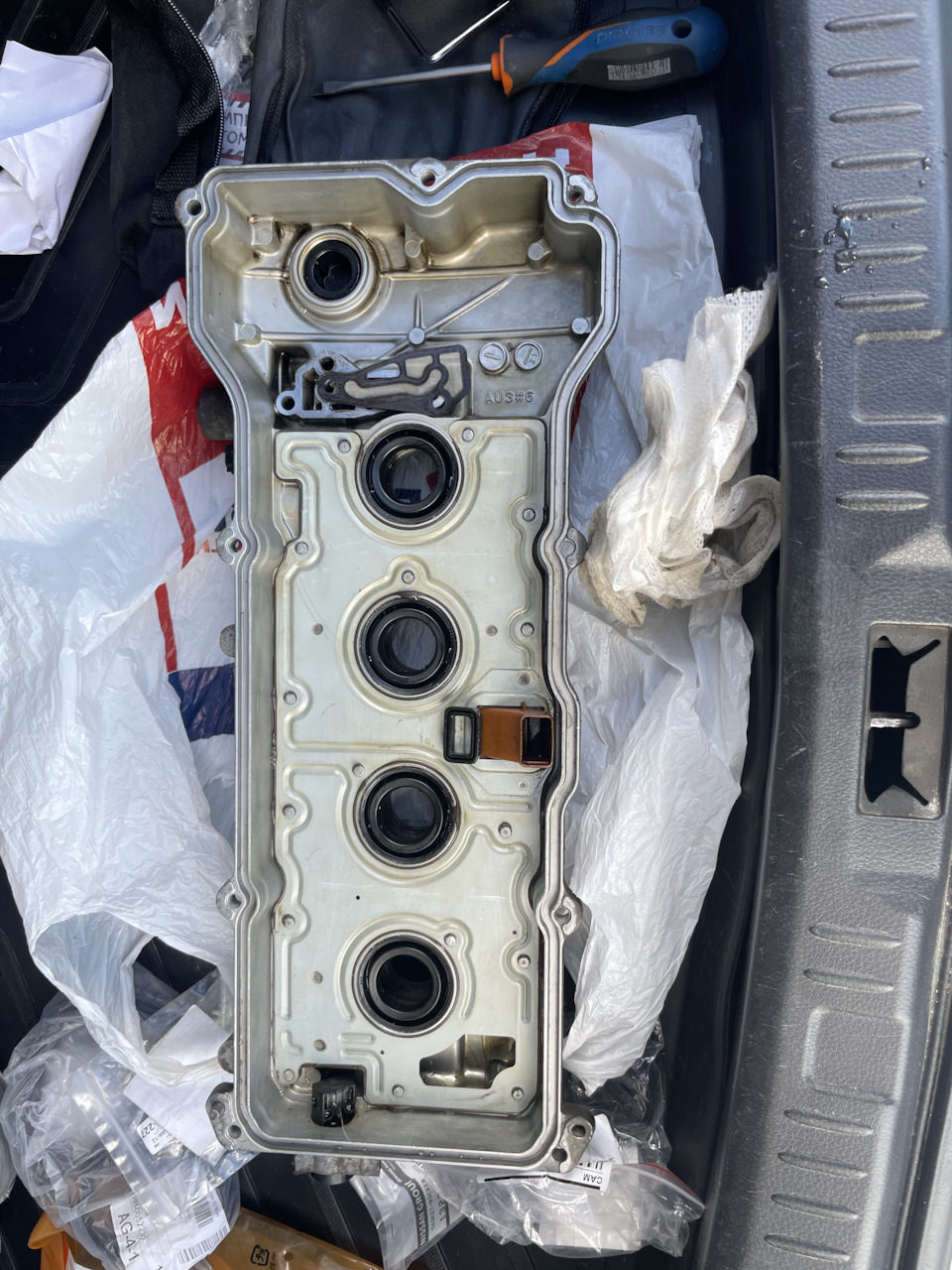 Замена сальников свечных колодцев и прокладок клапанной крышки — Nissan ...