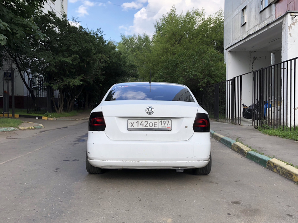 Тонировка задних фонарей лаком — Volkswagen Polo Sedan, 1,6 л, 2012 ...