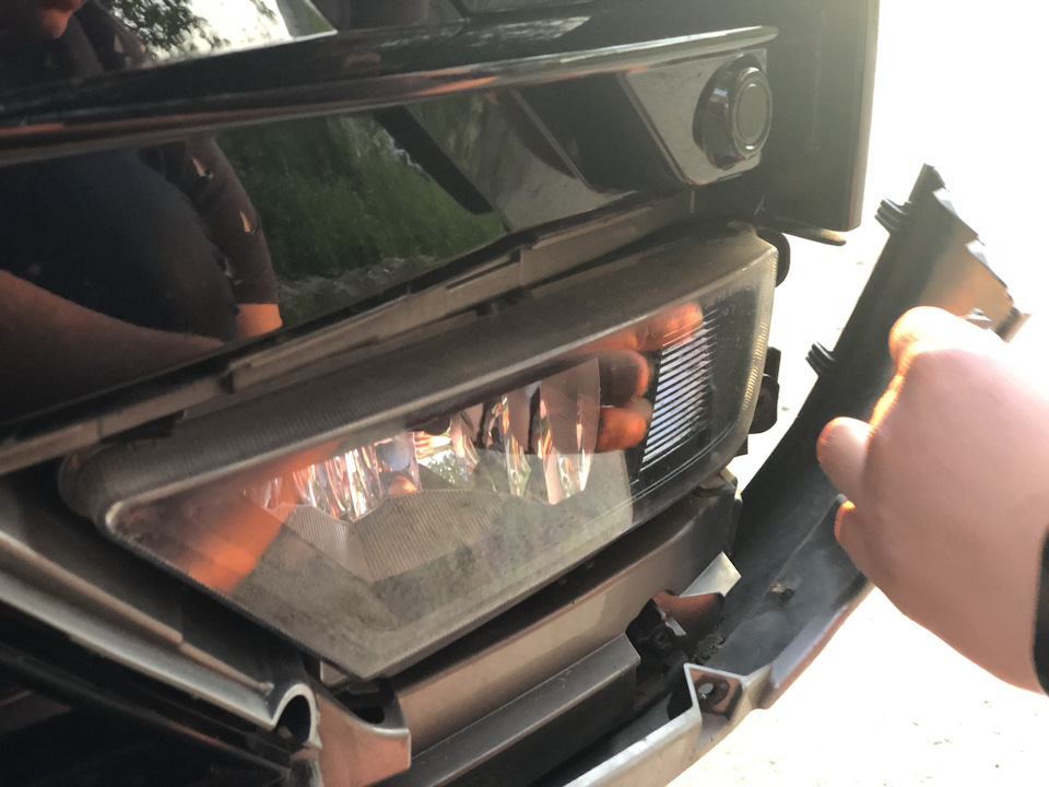 Откручивается и отгибается немного еще один молдинг — Volkswagen Tiguan (2G)