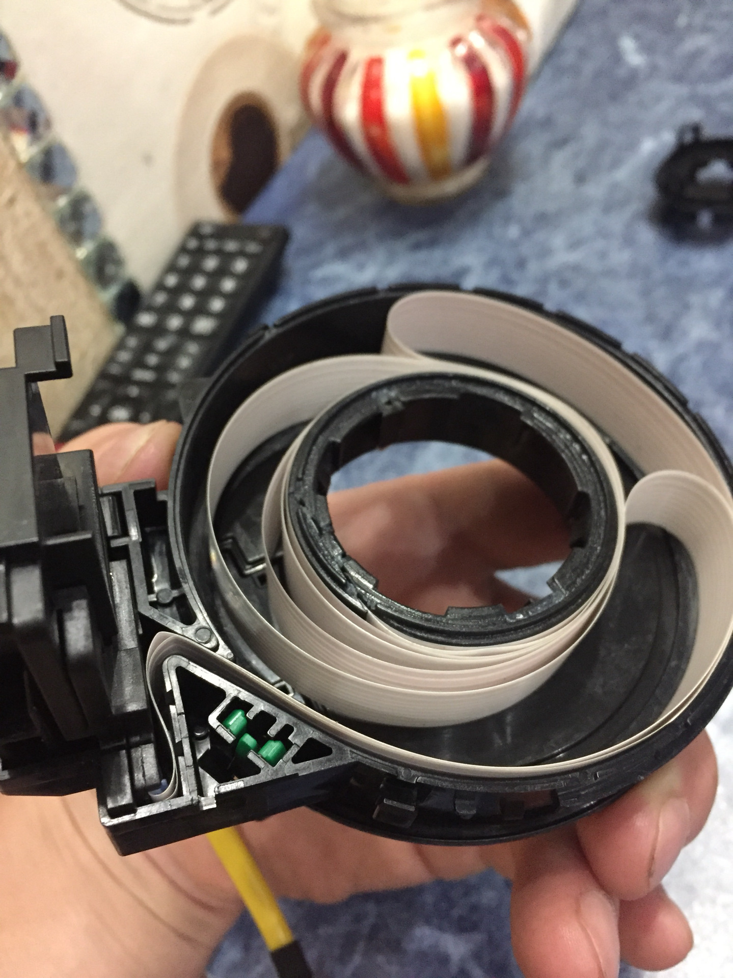 Снятие подрулевой шлейфа ниссан патрол. Подрулевой шлейф renault megane 1. Bmw x3 подрулевой шлейф на схеме. Шлейф руля камри 40. Уложить подрулевой шлейф.