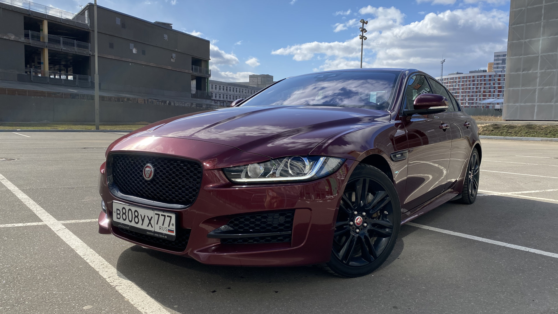 Jaguar xe красный