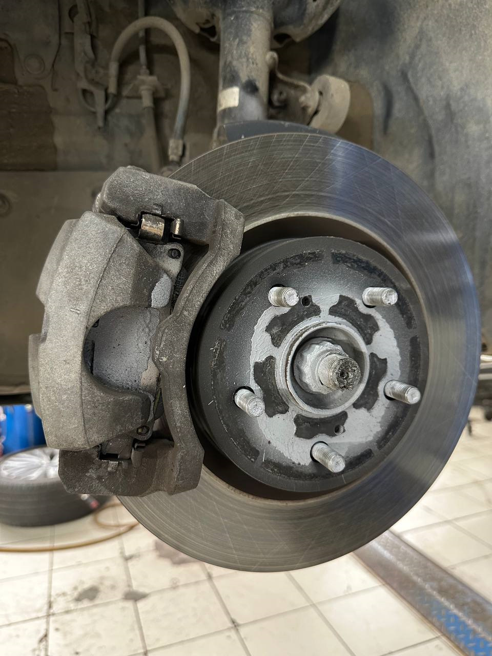 Какие это колодки и диски? — Toyota Camry (XV70), 3,5 л, 2018 года ...