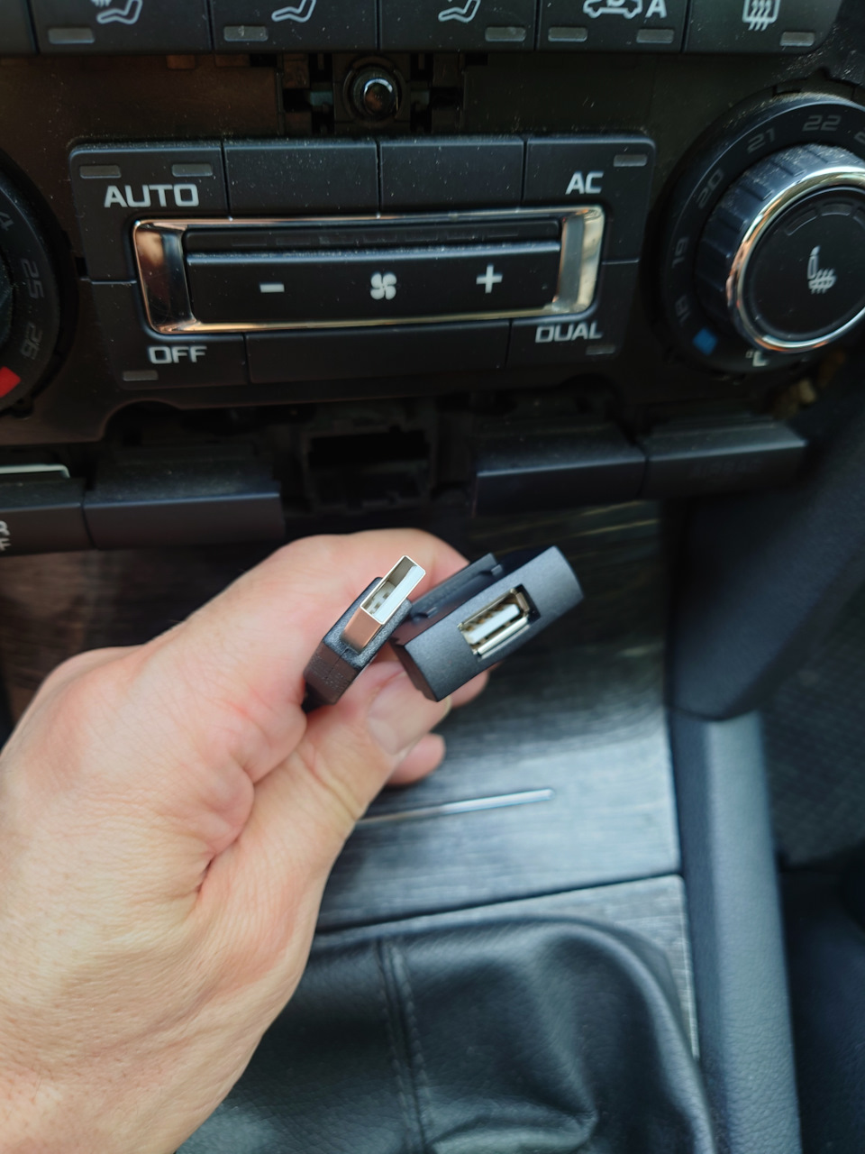 Зарядка USB вместо заглушки кнопки. — Skoda Octavia A5 Mk2, 1,6 л, 2013  года | электроника | DRIVE2