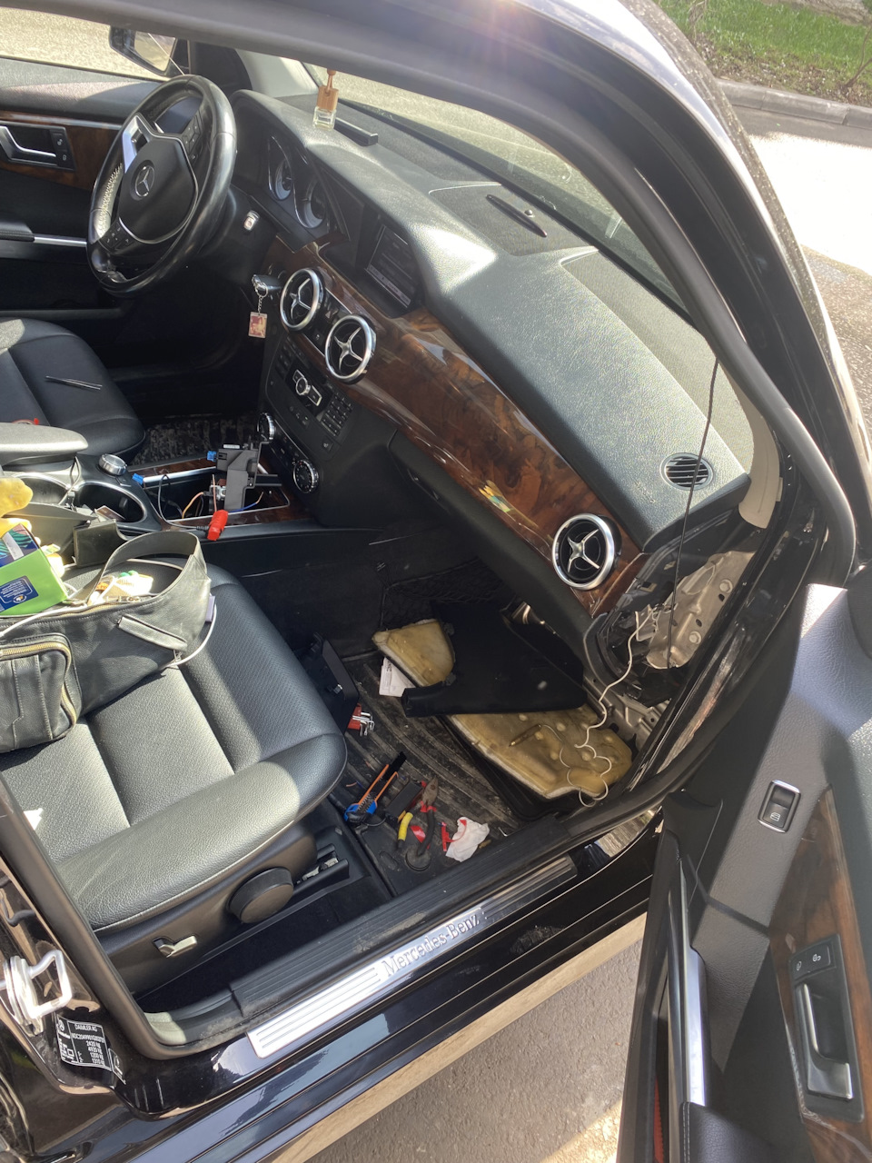 Поднял пол пассажирского сидения, справа открыл заглушку торпеды… — Mercedes-Benz GLK-Class (X204)