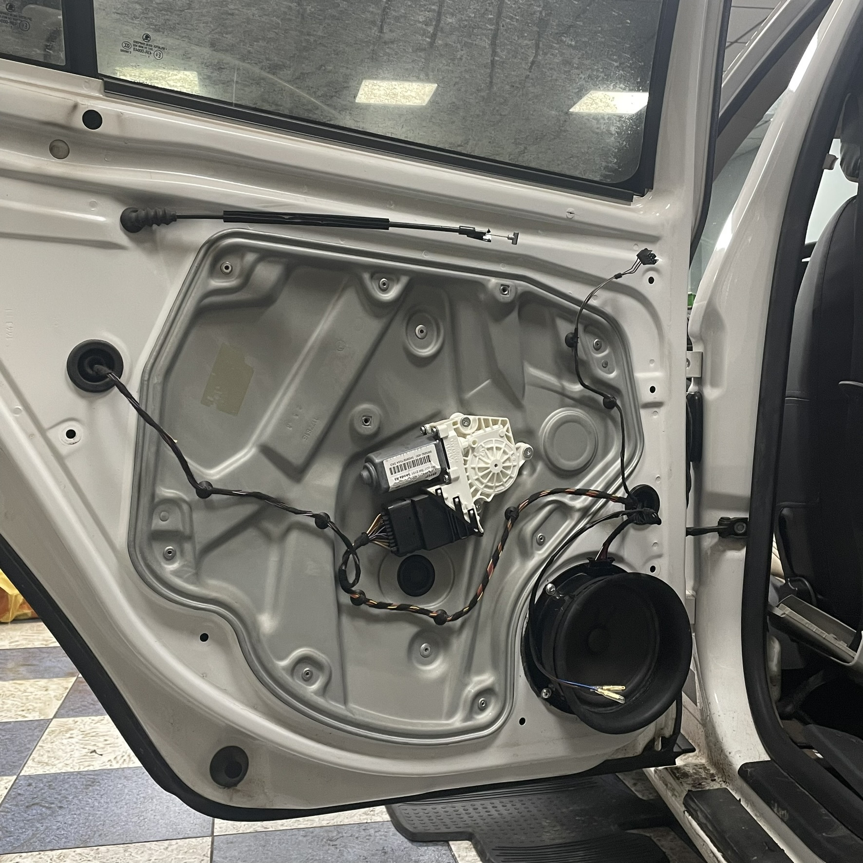 PR-9WK. Установка штатных динамиков в задние двери — Skoda Octavia A5 ...