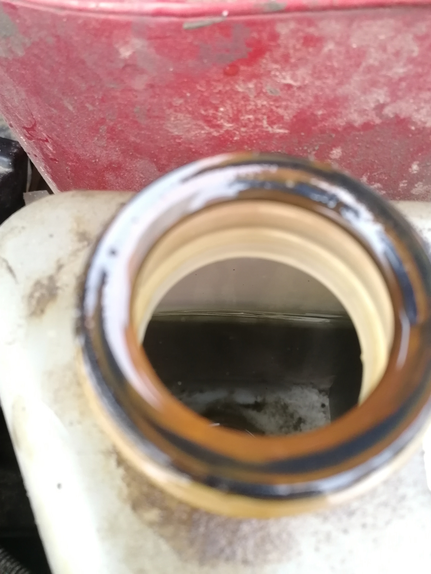 Пробило прокладку головки блока цилиндров. (Как оказалось, не пробило 😜 ...