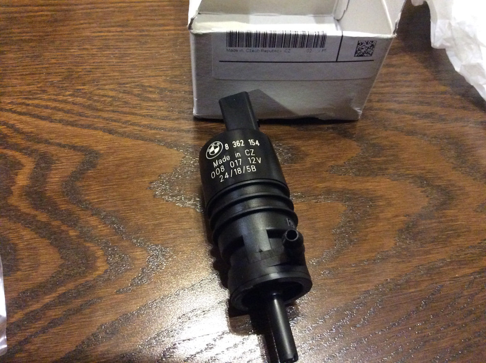 Рестайл насос омывателя лобового стекла. Сделано в Чехии :| Номер детали: 67 12 8 362 154 — BMW 5 series (E39). Запчасти на фото: 67128362154
