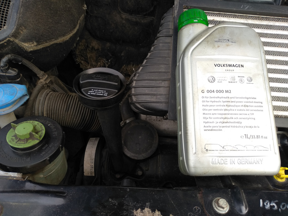 Ну, заодно и жижу в ГУР подлил до среднего уровня — Volkswagen Multivan (T4). Запчасти на фото: G004000M2