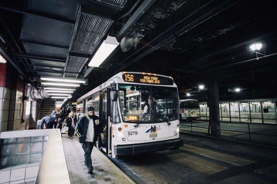 Сайт автобусов метро. Port Authority Bus Terminal New York. Автобусный терминал Нью-Йорка. Автовокзал Нью-Йорка. Порт Аторити автовокзал.