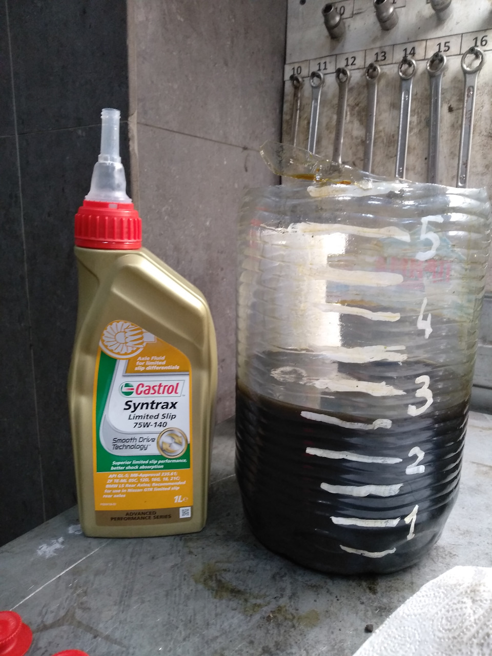 Масло в задний редуктор toyota rav4 2008. Масла для заливки в редуктор подъемника. Toyota land cruiser 100 масло в раздатку. Масло в задний мост mb atego 1999. Масло в редуктор toyota rav4 40.