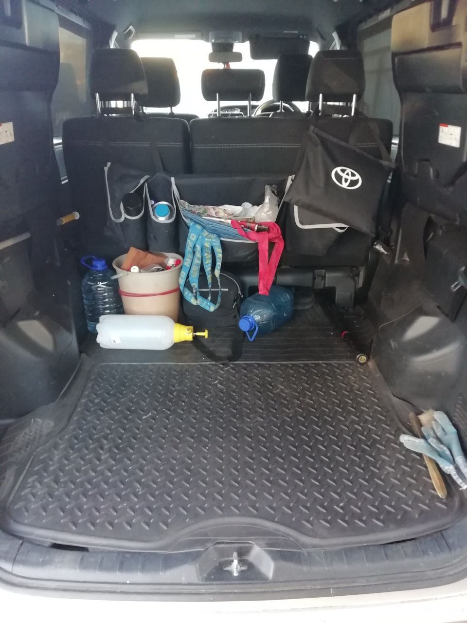 Органайзер в багажник. Крепление за подголовники второго ряда. — Toyota Esquire