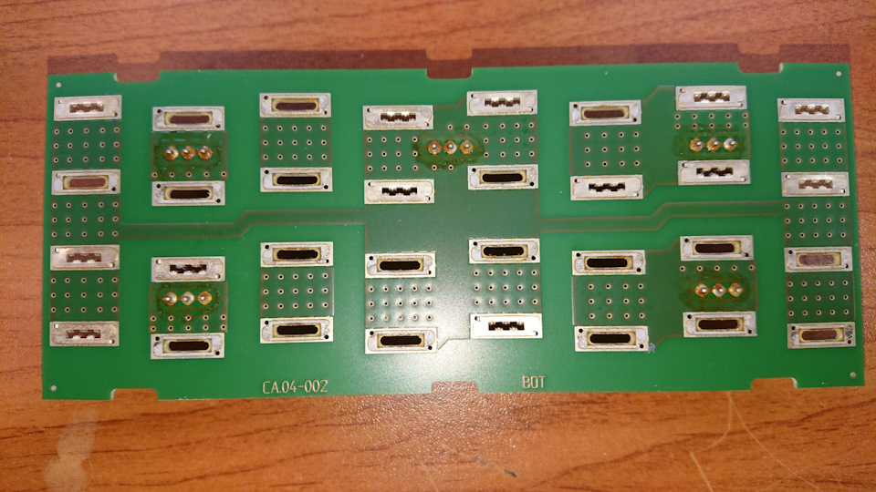 вид на переходную плату с отвалившимися пружинными контактами — Nissan Leaf (1G). Запчасти на фото: CA04002