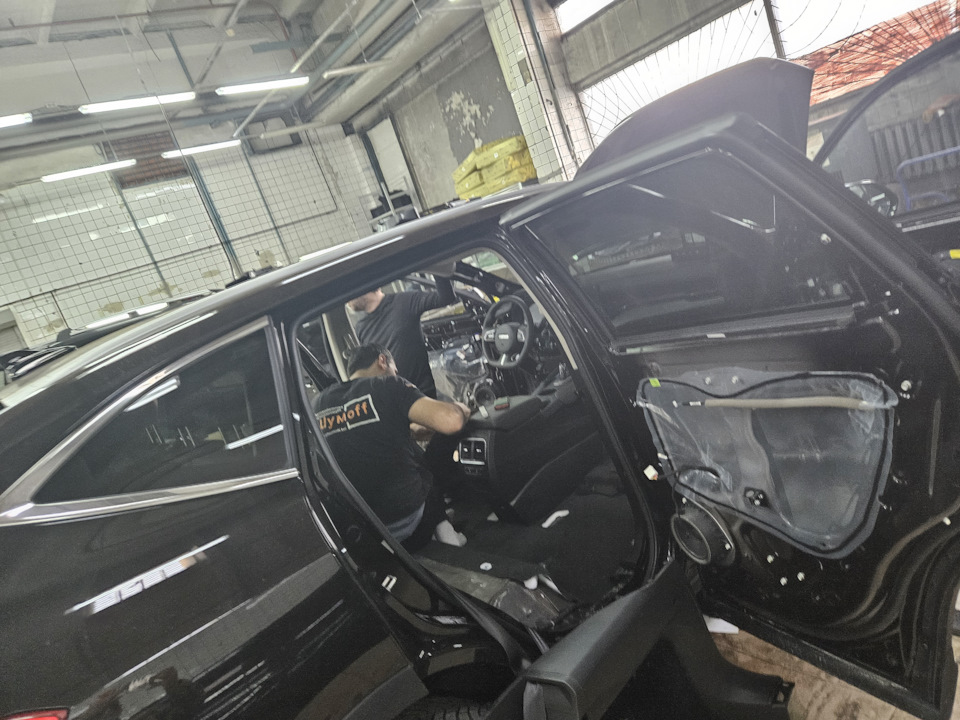 Человек клеит обои. Как писать клеить или клеять. Клеить обои. Клеет или клеют. Клеить правило.