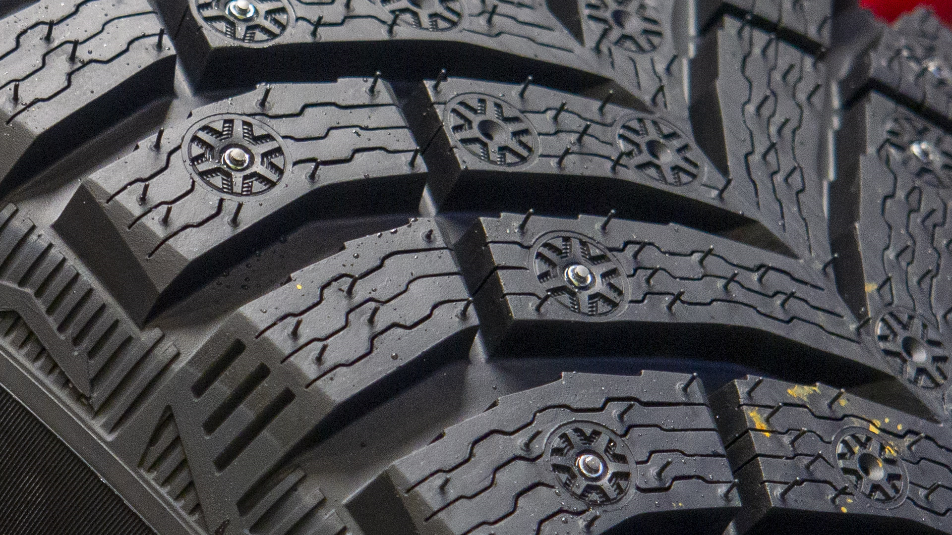 Шины без шипов. Michelin x-Ice North 4 индикатор обкатки. Michelin индикатор обкатки шипов. Индикатор обкатки Michelin x-4. Шипованная Мотопокрышка.