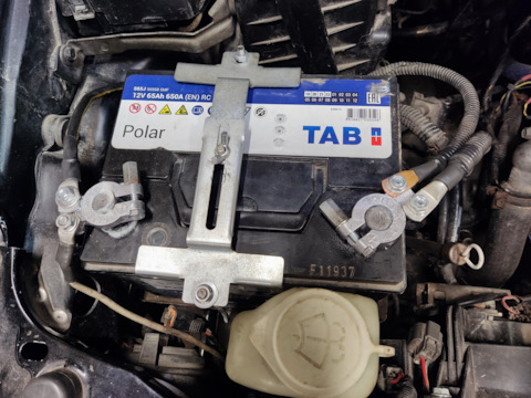 Клемма акб 54901. Мазда фамилия 2000 клеммы аккумулятора. Клемма акб 52246. Клемма на вывод аккумулятора на 6 вольт. Плюсовая клема акумулятора пежо 206.