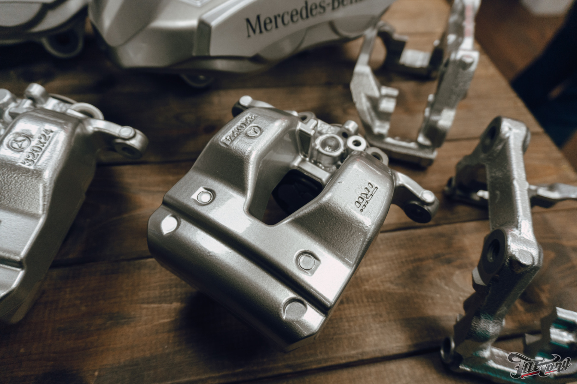 Суппорта в серебристый цвет. Тормозной суппорт серебрянный. Краска для суппортов серебристая. Суппорта в серебристый цвет. Крашеные суппорта на авто фото.