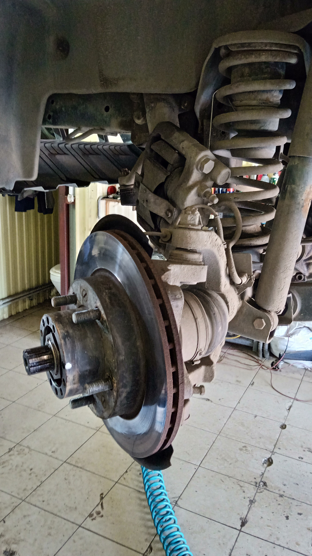 Замена левых ступичных подшипников — УАЗ Patriot, 2,7 л, 2019 года ...