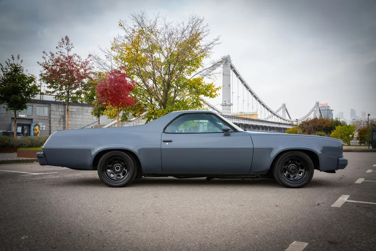 Chevrolet el Camino серого цвета