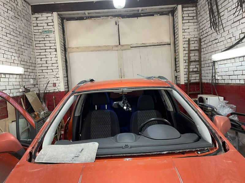 Демонтаж старого лобового стекла — Opel Mokka (1G)