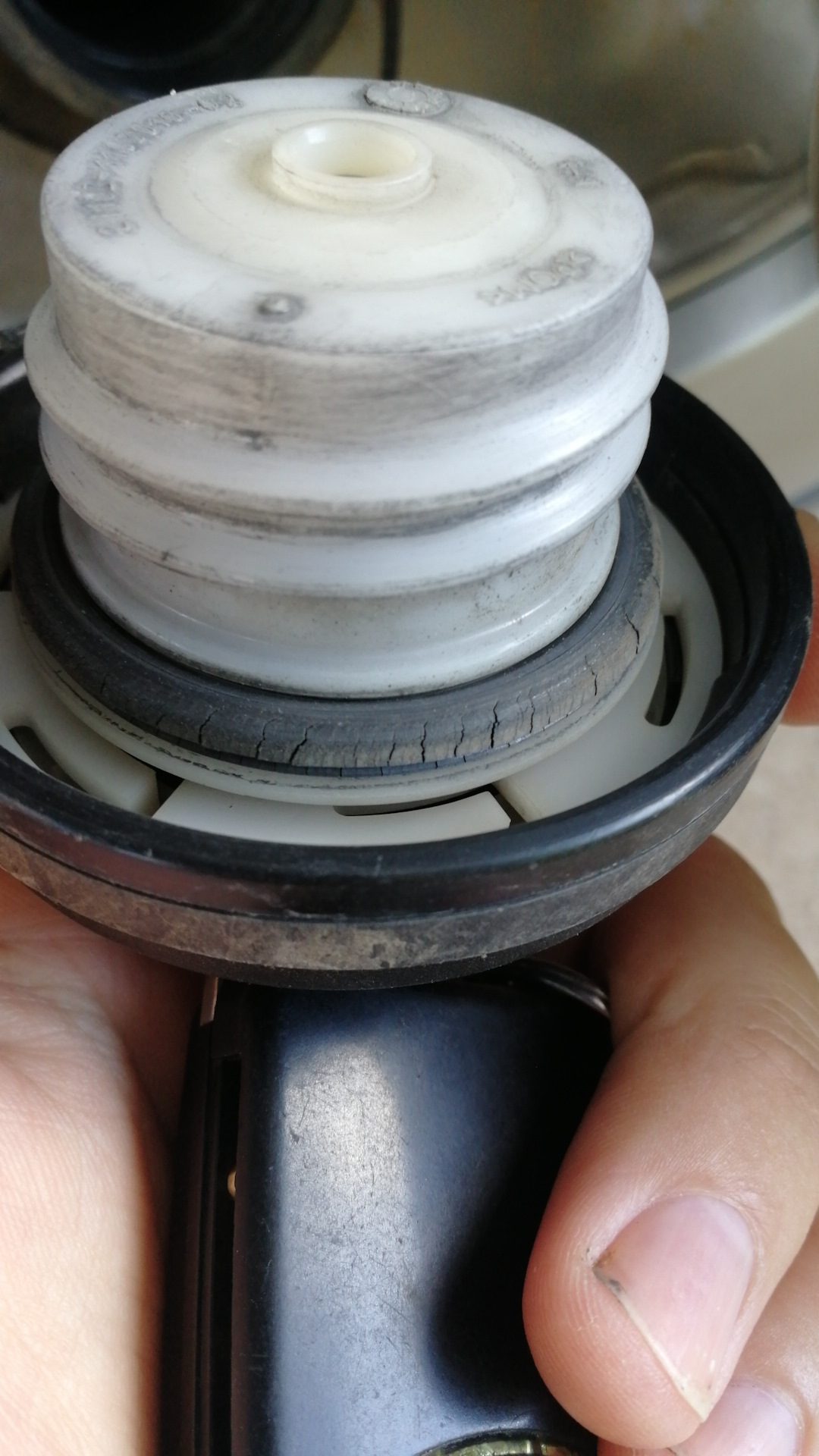 Запах бензина в районе горловины. Потёк топливный фильтр — Chevrolet ...