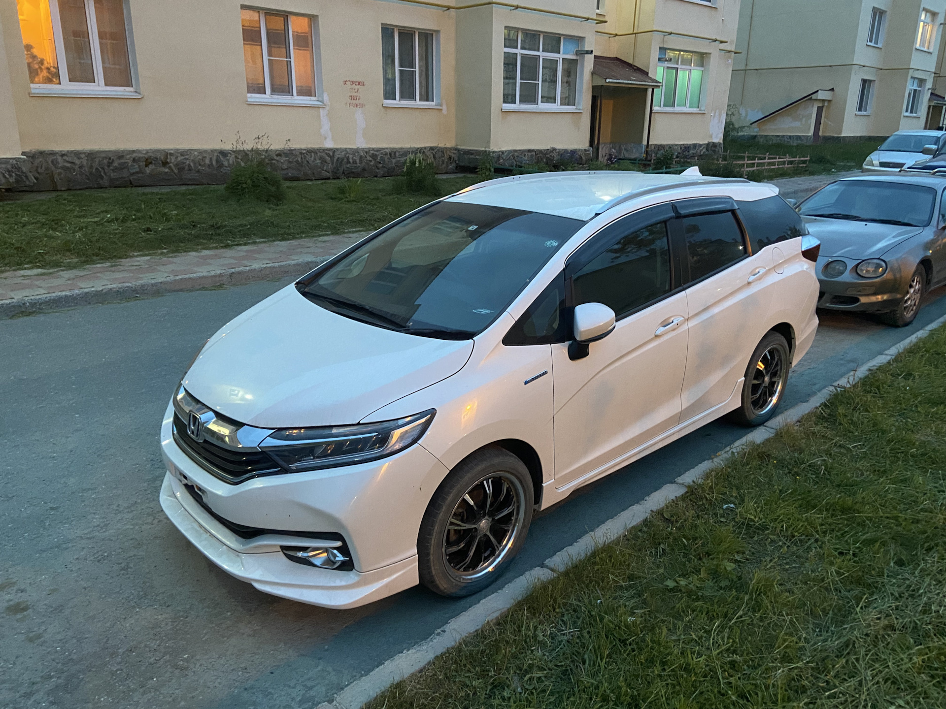 Диски shuttle. Honda Shuttle 2016. Honda Shuttle 2017 Tuning. Хонда фит шаттл 2018. Хонда Шатл 2016.