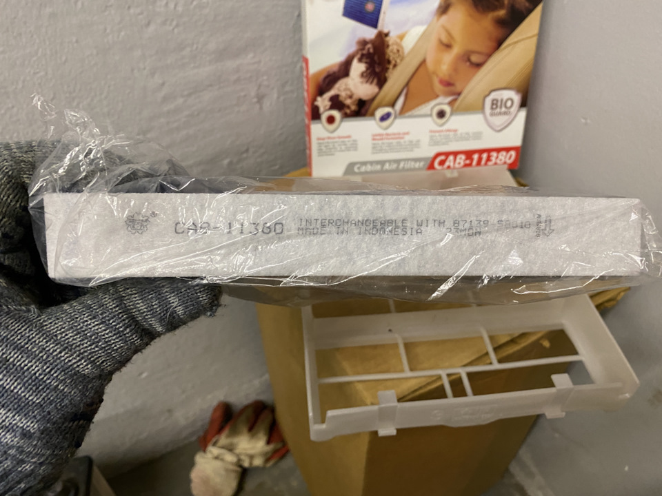 3. Несколько раз смотрел на стрелку, никак не верилось что надо ставить красивой стороной наружу. — Toyota RAV4 (5G). Запчасти на фото: B2429