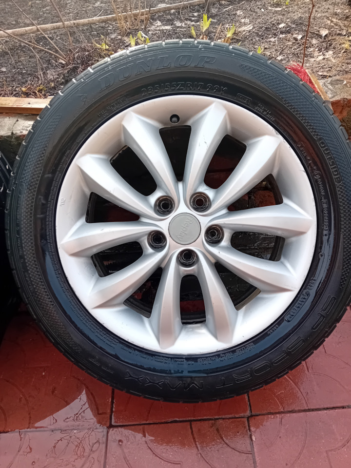 Шины летние Dunlop 235/55 R17, литые диски Hunday 7Jx17 ET-40 5x114,3 ...