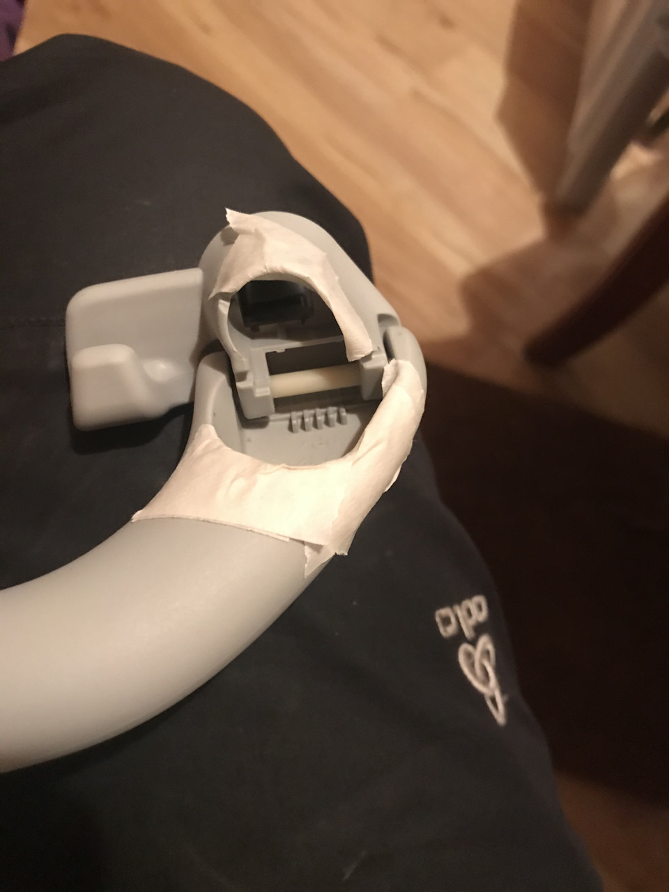 У меня были только плоскогубцы, по этому закрыл места прикосновения скотчем — Volkswagen Polo Sedan