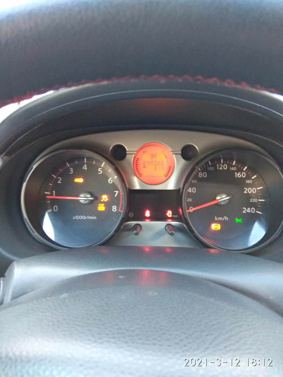 Боковина з л ч/з на ниссан кашкай. Esp nissan qashqai. Кашкай горит лампочка. Ниссан кашкай перегрев двигателя. Значки на панели ниссан жук 2013.