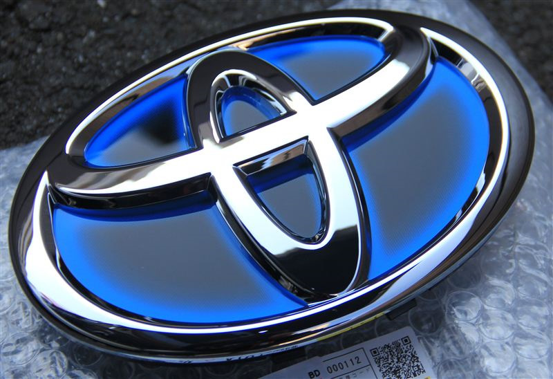 Символ гибридов. Логотип Toyota Prius Hybrid. Значок Toyota Hybrid. Toyota Camry значок. Значок Тойота Приус 50 гибрид.