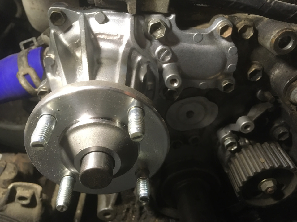 Ну и ставим прокладку и помпу на место и прикручиваем. — Toyota Mark II (90)