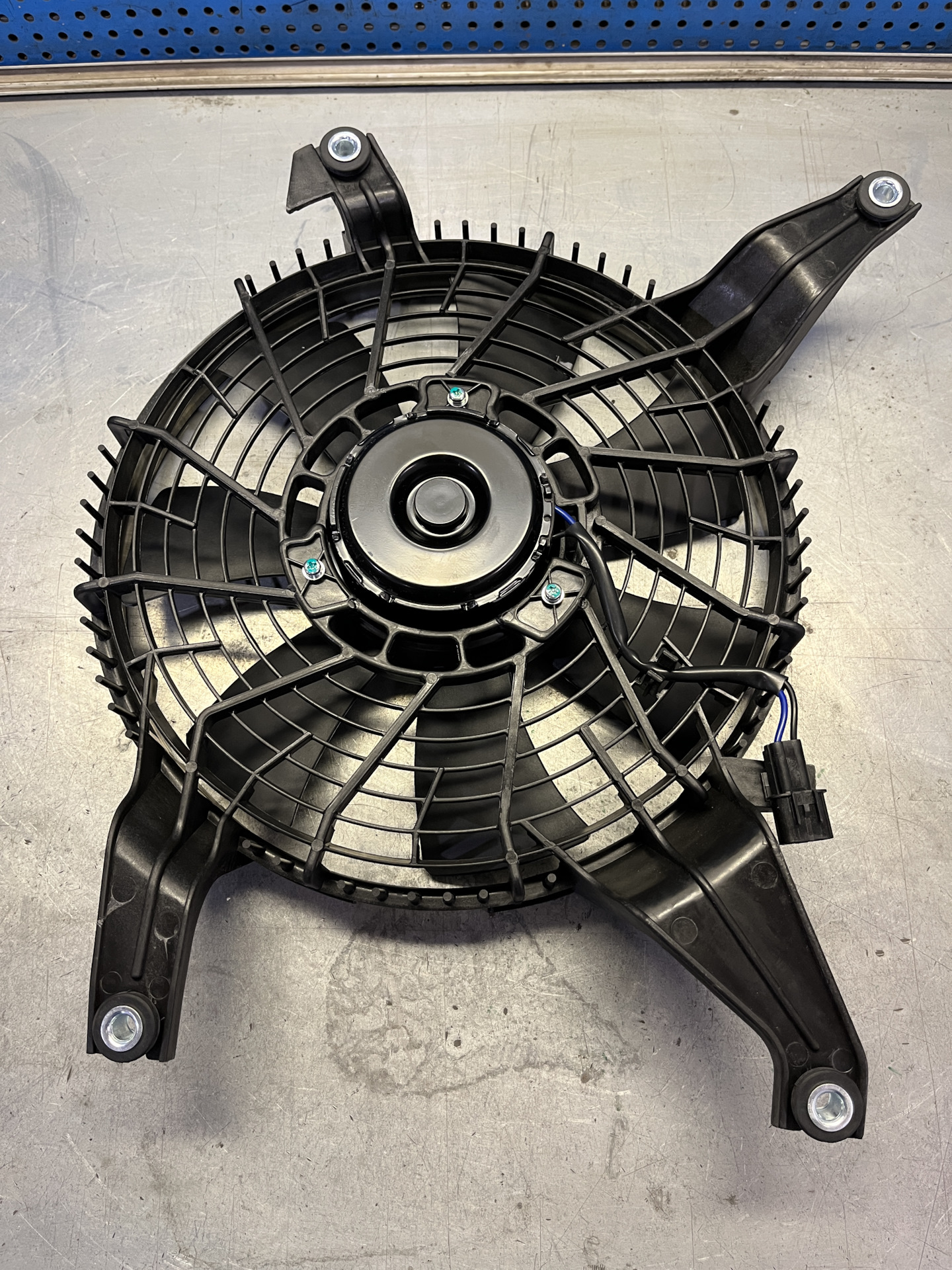 Вентилятор охлаждения кондиционера — Mitsubishi Montero III (V60), 3,5 ...