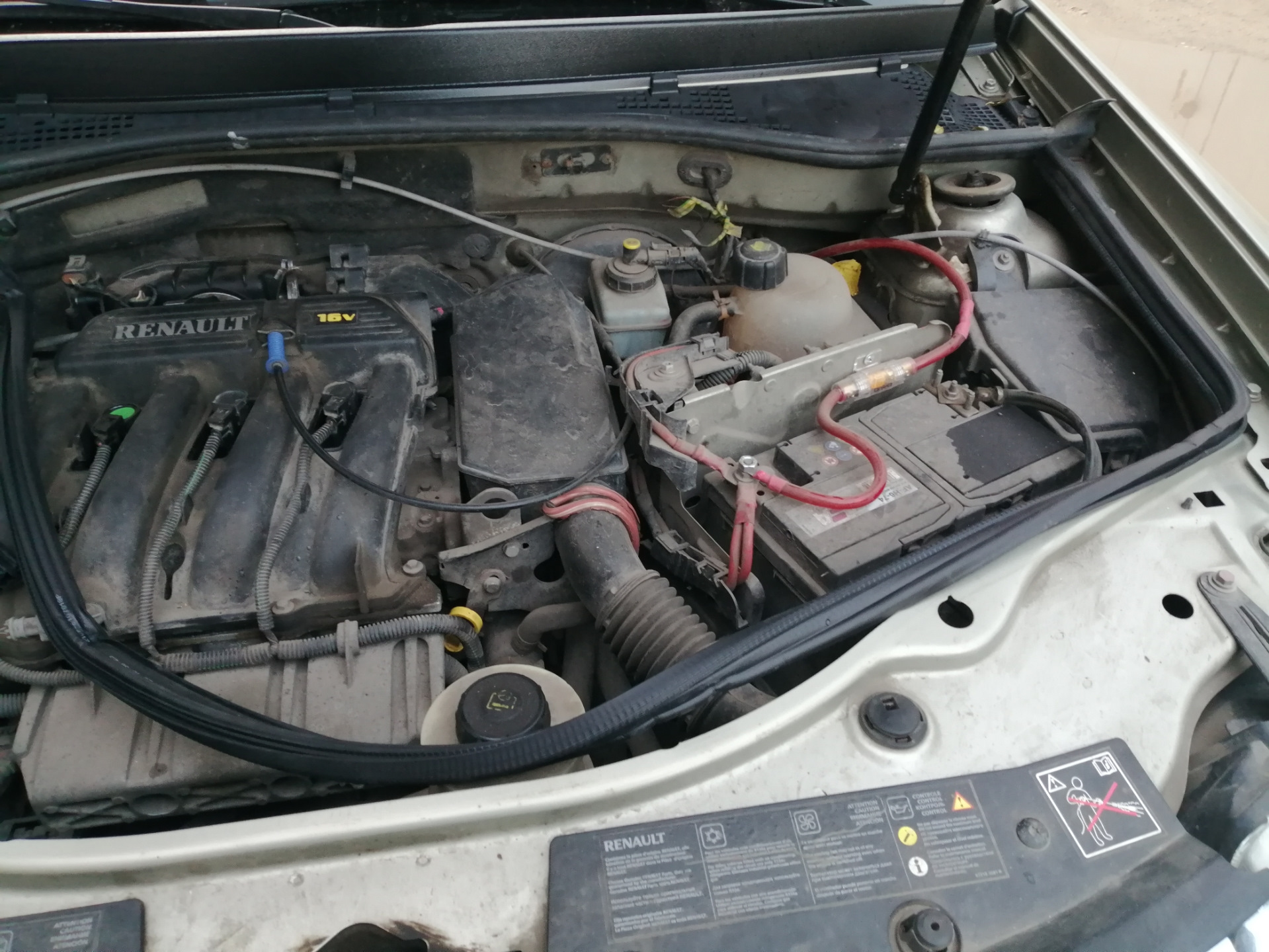 Установка уплотнителя под капот — Renault Duster (1G), 1,6 л, 2012 года ...