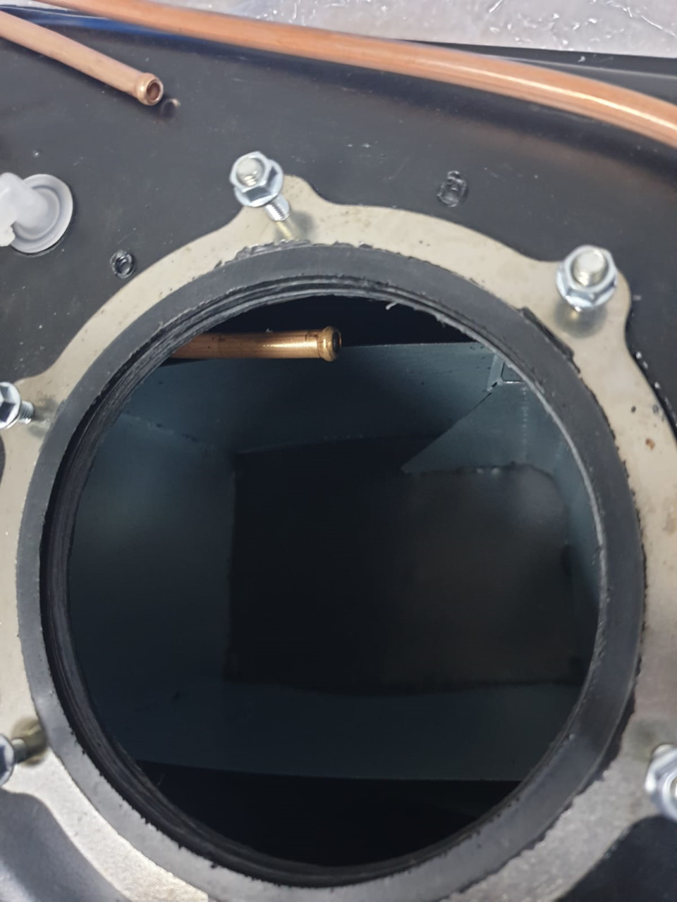 внутренности бака — Mitsubishi Pajero (3G)