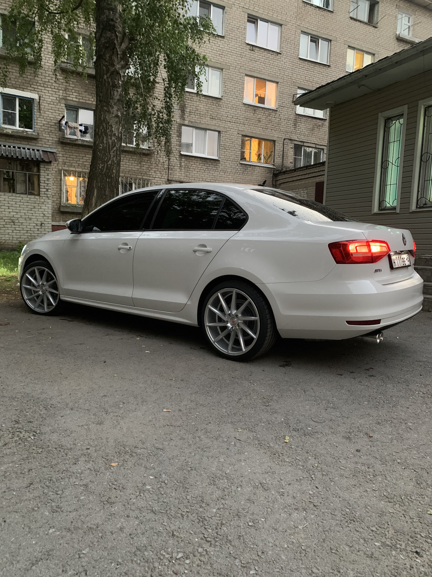 Volkswagen Jetta белая r18 Воссены