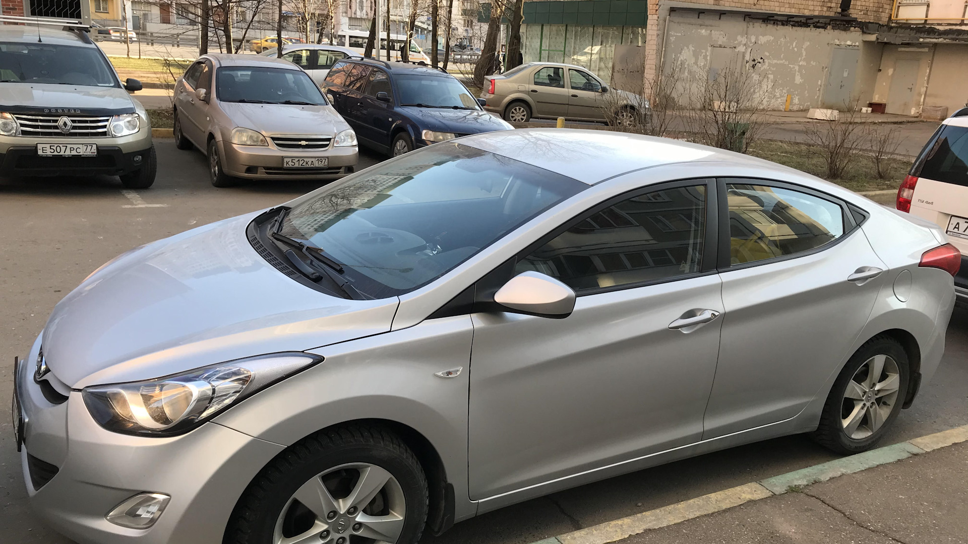 Хендай серебристая фото. Хендай Элантра 5 серебристая. Hyundai Elantra 5 поколения. Элантра 5 поколения металлик. Хёндай Элантра 5 поколения серебристый.